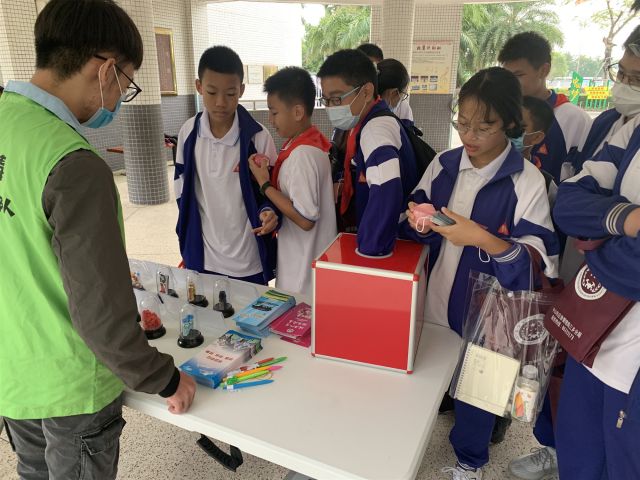 學(xué)生參與毒品知識(shí)問(wèn)答游戲_副本.jpg