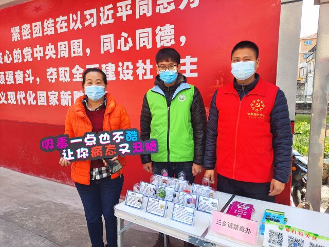居委會工作人員、居民與禁毒社工合影.jpg