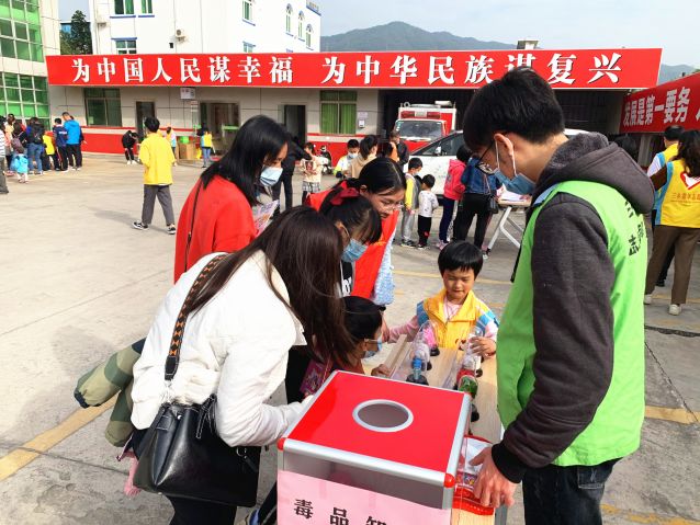 禁毒社工為觀看毒品模型的親子家庭進行講解.jpg