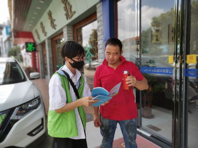 三鄉(xiāng)鎮(zhèn)開展“禁毒宣傳入商鋪，全民健康我守護”親子禁毒宣傳活動圖片4.jpg