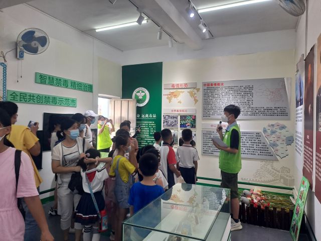三鄉(xiāng)鎮(zhèn)開展“拒絕毒品，你我同行“禁毒教育基地參觀活動(dòng)照片1.jpg