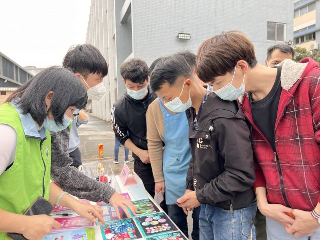 三鄉(xiāng)鎮(zhèn)開展“禁毒宣傳進工廠，平安無毒迎新春”宣傳活動照片1.JPG