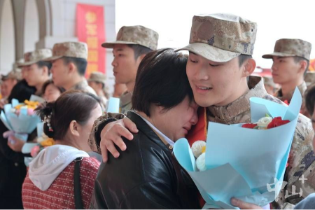 戎裝加身踏征程，中山歡送數(shù)百名新兵赴軍營