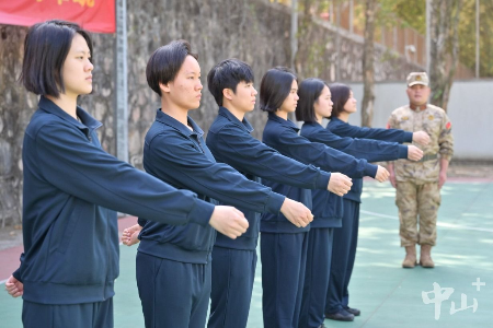中山召開2025年上半年女兵審批定兵會議，多名新兵光榮入伍